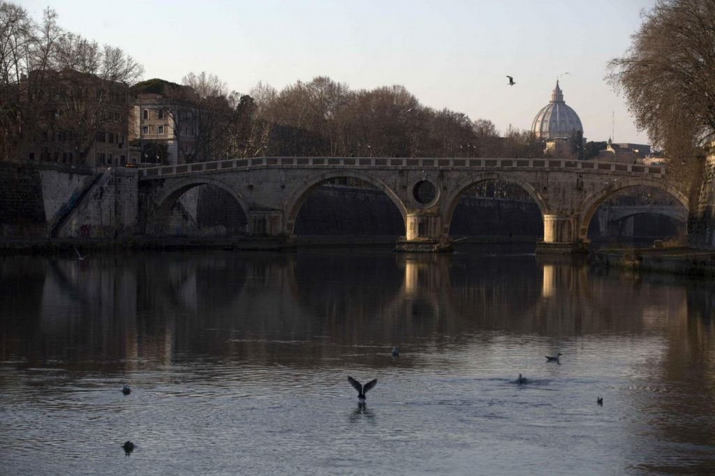 Roma, Tevere in secca per siccità