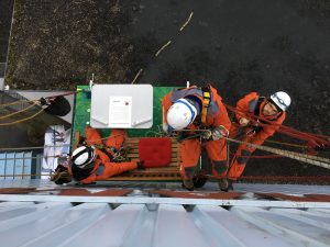Detox Action at Mammut Headquaters in Switzerland15 Greenpeace-AktivistInnen aus sechs Ländern haben an der Fassade des Mammut-Hauptsitzes in Seon/AG ein Portaledge (Biwak) angebracht. Sie sind gewillt, da zu bleiben. Hintergrund ihres Basislagers mit V