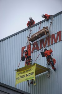 Detox Action at Mammut Headquaters in Switzerland15 Greenpeace-AktivistInnen aus sechs Ländern haben an der Fassade des Mammut-Hauptsitzes in Seon/AG ein Portaledge (Biwak) angebracht. Sie sind gewillt, da zu bleiben. Hintergrund ihres Basislagers mit V