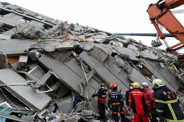 Тайвань землетрясение пострадавшие. Обломки здания. Остров Тайвань землетрясение. Дома как Домино упали землетрясение Тайвань.