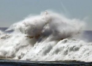Le onde durante una mareggiata lungo le coste della Crimea