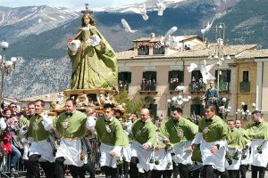 MADONNA CHE SCAPPA IN PIAZZA
