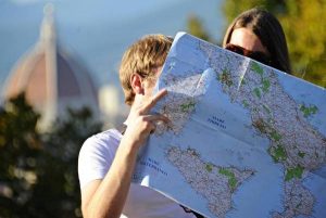 Turisti a Firenze consultano una mappa, 27 settembre 2014. ANSA/MAURIZIO DEGL INNOCENTI