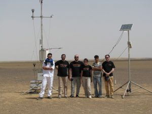 Alcuni scienziati del team DREAMS posano insieme alla strumentazione utilizzata durante la campagna di rilevazione dati in Marocco. Crediti: F. Esposito