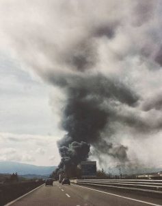 incendio Incendio Italpannelli di Ancarano, nube tossica tra Abruzzo e Marche non aprite le finestre (3)