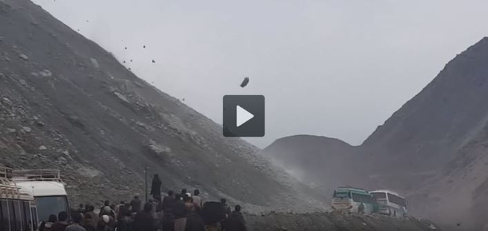 Pioggia di rocce in Pakistan: autobus 