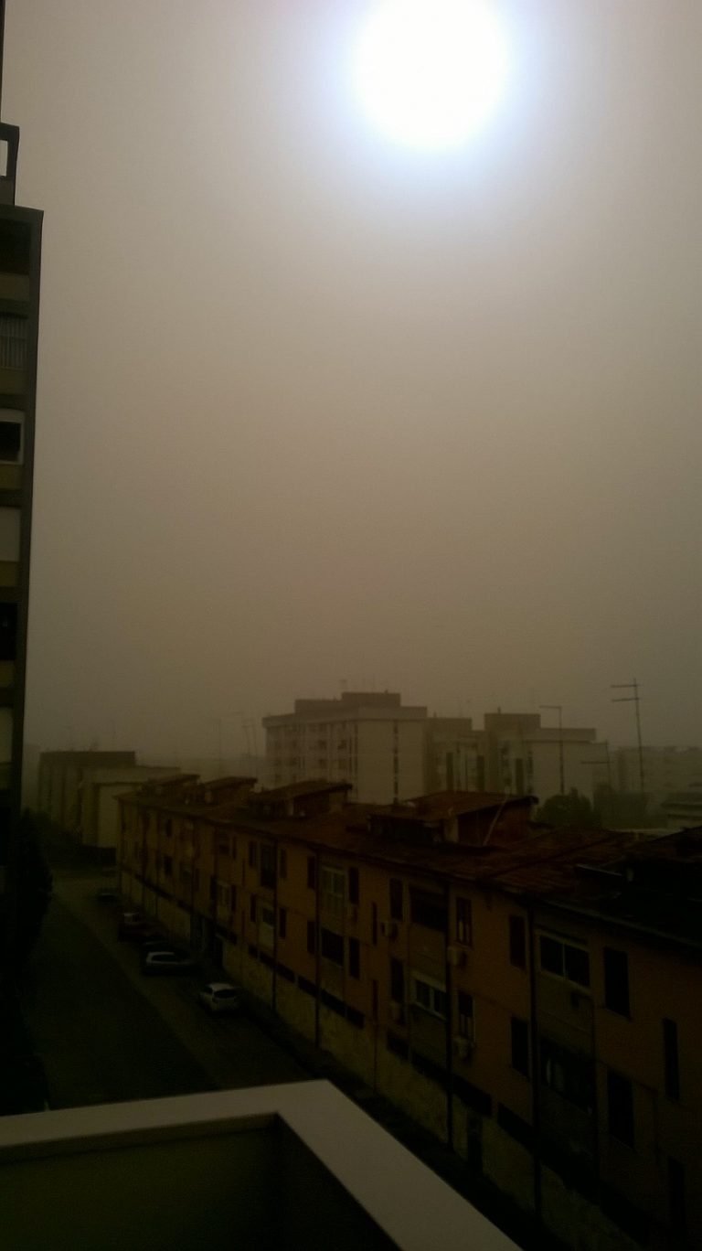 Tempesta di sabbia del Sahara a Taranto (foto Andrea Felle)