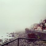 Caldo e scirocco: nella Sicilia jonica lo straordinario spettacolo della nebbia di mare [FOTO LIVE]