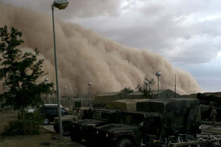 Al Asad (Iraq), 7 aprile 2005. In linea con gli orrori della guerra, l’immagine della base militare americana di Al Asad avvolta da una coltre di polvere scura. Si suppone, in base alle testimonianze, che il muro di sabbia abbia sfiorato 915 metri