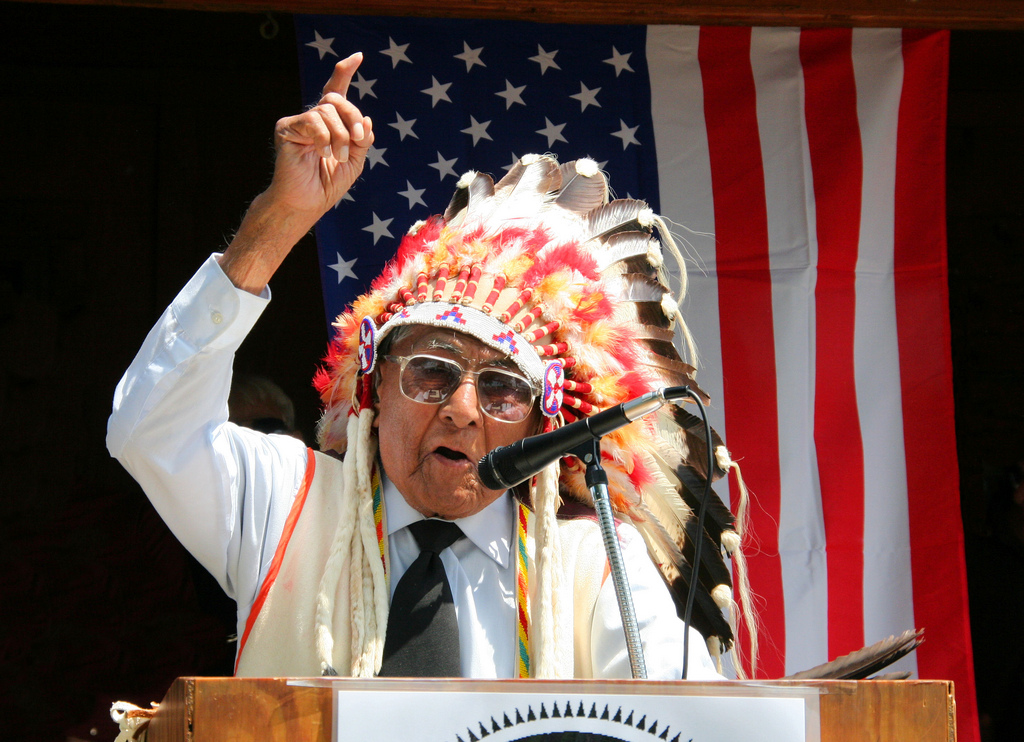 Joe Crow Addio al grande guerriero: morto a 102 anni Joe Medicine Crow, l'ultimo ...