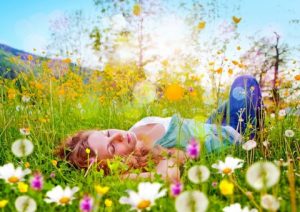Mädchen schläft in einer Blumenwiese / dandelion-7