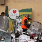 La Vespa compie 70 anni: maxi raduno sotto la pioggia a Pisa [FOTO]