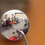 La Vespa compie 70 anni: maxi raduno sotto la pioggia a Pisa [FOTO]