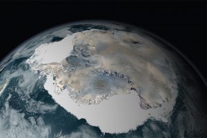 L'Antartide appare come un'immensa nuvola