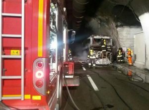 L'Aquila, incendio pullman sotto a traforo Gran Sasso su A24