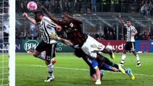 milan juve balotelli mano