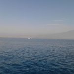 Nebbia sulle coste Joniche: la “Lupa” sul litorale di Catania vista dal mare [FOTO]