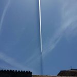 Enorme scia sui cieli del Sud Italia dopo il transito di un volo Roma-Dubai [FOTO]