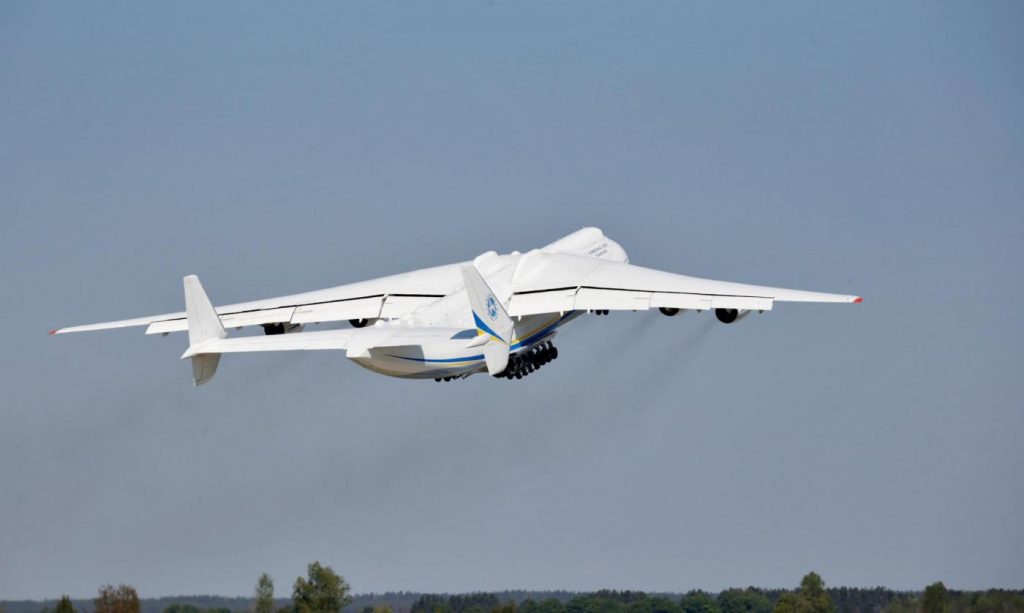 Kiev, spicca il volo l’Antonov An-225, l’aereo più grande al mondo