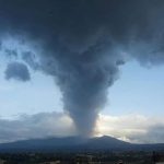 Etna: notte di boati, il pennacchio si dirige verso est [FOTO]