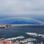 Napoli, arcobaleno di incredibile bellezza sul Golfo con il Vesuvio di sfondo [GALLERY]