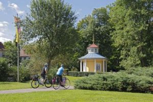 Schellenhäuschen mit Radfahrern im Schlosspark©Stadt_Bad_Mergentheim_r