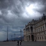 Maltempo, violentissimo temporale a Trieste: bomba d’acqua e tempesta di fulmini in atto [FOTO e VIDEO]