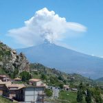 Etna, è un’eruzione spettacolare: fontane di lava altissime, boati e pioggia di cenere intorno al vulcano
