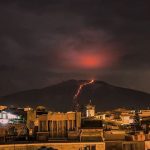 Etna, l’eruzione continua by night [FOTO LIVE] Allertati i Comuni: “attivate le procedure di rischio”