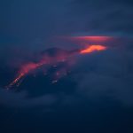 Etna, l’eruzione continua by night [FOTO LIVE] Allertati i Comuni: “attivate le procedure di rischio”