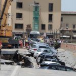Voragine Firenze: una gru per il recupero delle auto inghiottite [FOTO]