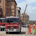 Voragine Firenze: una gru per il recupero delle auto inghiottite [FOTO]