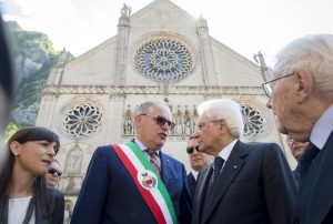 Sergio Mattarella durante la visita alla città di Venzone