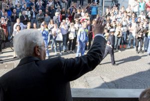 Sergio Mattarella durante la visita alla città di Venzone