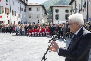 Sergio Mattarella durante la visita alla città di Venzone