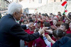 Sergio Mattarella durante la visita alla città di Venzone