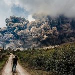 Violentissima esplosione del vulcano Sinabung, colata piroclastica uccide almeno 7 persone [FOTO SHOCK]