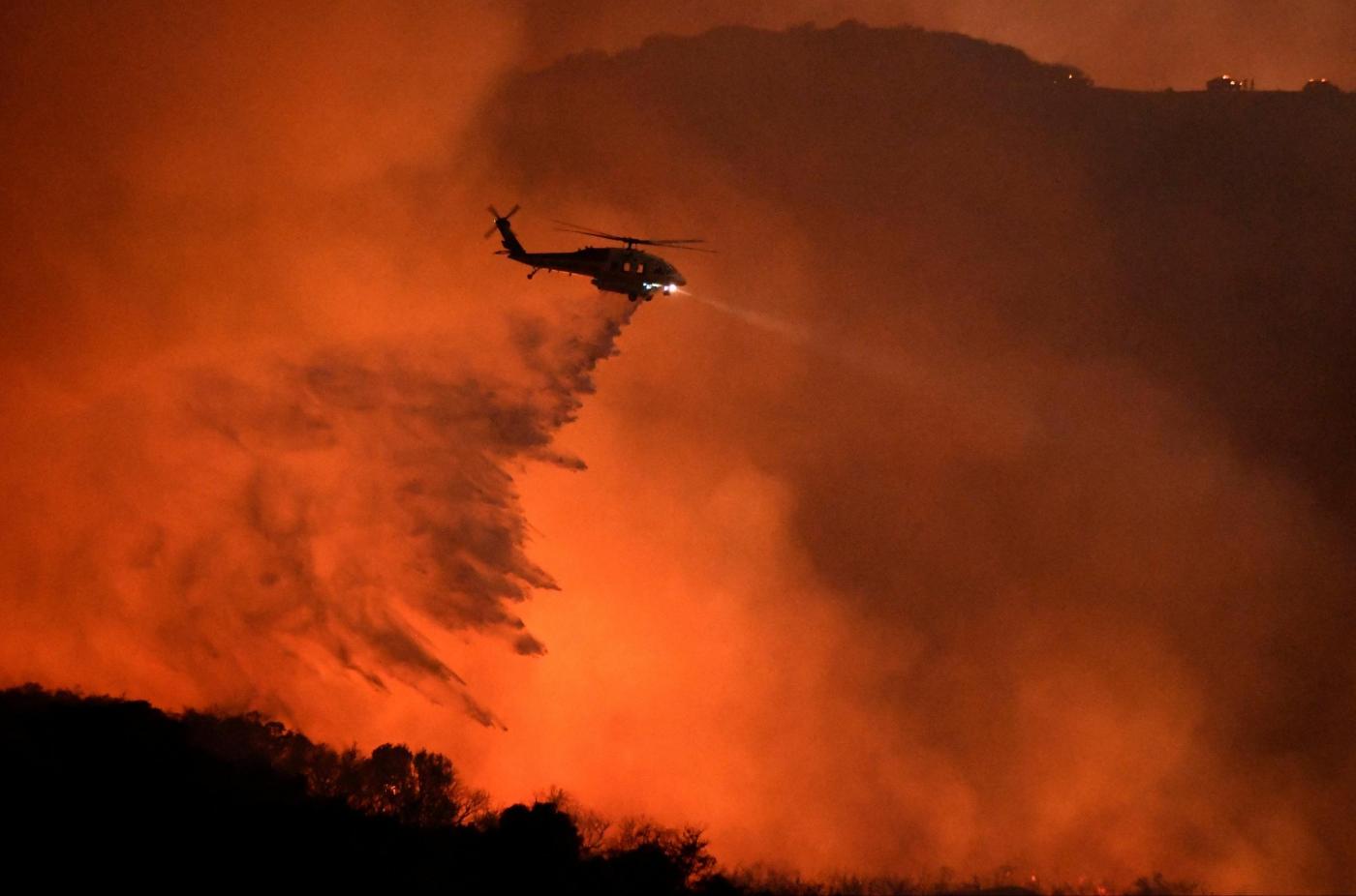 Calonge Incendi Incendi, catastrofe in California: 5.000 evacuati a Los Angeles,