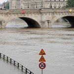 Alluvione Francia, le drammatiche immagini di Parigi inondata per l’esondazione della Senna [GALLERY]
