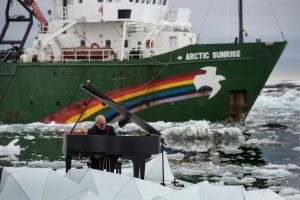 Composer and Pianist Ludovico Einaudi Performs in the Arctic Ocean Greenpeace organiza un concierto historico con el pianista Ludovico Einaudi en el oceano çrtico para pedir su proteccion.