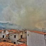 Incendi Sicilia, l’emergenza degenera a Palermo e Cefalù: “fiamme fuori controllo, qui moriamo tutti” [GALLERY]