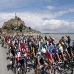 Al via il Tour de France, si parte dallo scenario fiabesco di Mont Saint-Michel [GALLERY]