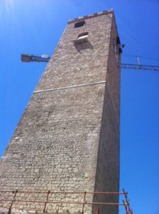 Ricostruzione della “Torre dell’Orologio” del Castello di Gemona del Friuli con una struttura interna in acciaio, con certificato di collaudo statico in corso d’opera (c.o) rilasciato da A. Martelli in luglio 2015 (foto fornite dal Geom. Iob)