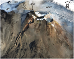 Visione aerea da Sud dell’area craterica sommitale dell’Etna. In primo piano, il Nuovo Cratere di Sud-Est (NSEC) accresciutosi recentemente sulla base orientale del più vecchio Cratere di Sud-Est (SEC). In alto a sinistra, i crateri Voragine (VOR) e Bocca Nuova (BN). Foto di Marco Neri