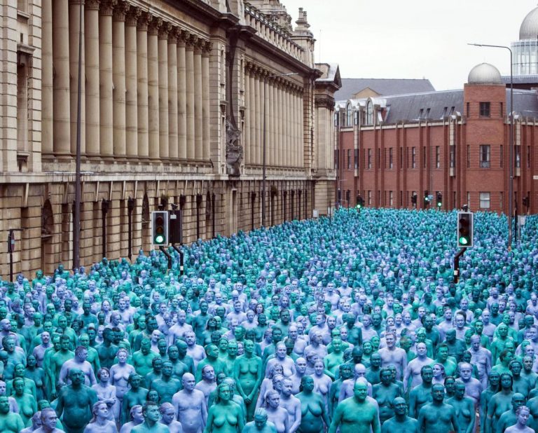 Il Mare di Hull: 3mila persone nude e dipinte di blu in posa nella città  britannica [GALLERY]