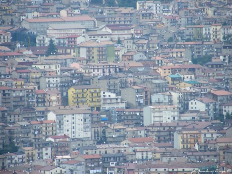 L'abnorme sviluppo edilizio di San Giovanni in Fiore visto dai monti della Sila - ph Gianluca Congi