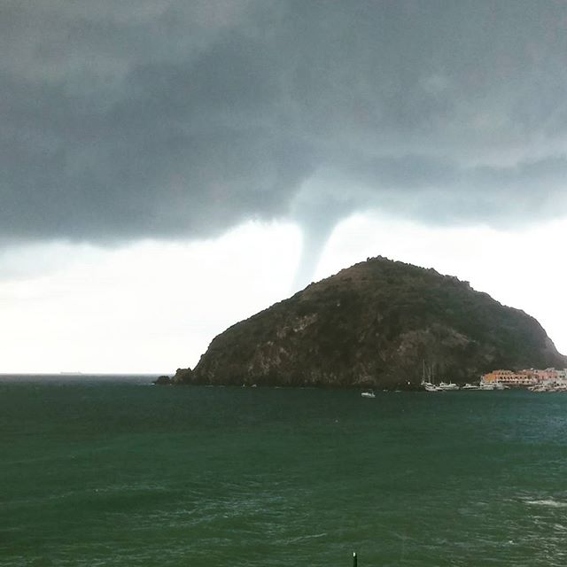 tromba marina ischia maltempo tornado capri napoli