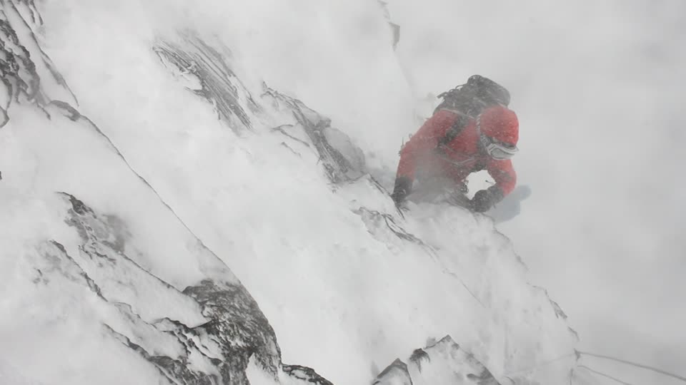 alpinista neve difficoltà bufera montagna
