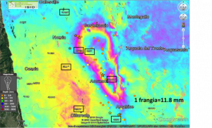 Le prime osservazioni dello spostamento del suolo co-sismico ottenute con il satellite giapponese ALOS 2 evidenziano un abbassamento del suolo allungato in un’area NNW-SSE, con valori massimi di circa 20 cm in due aree a nord e a sud (Elaborazione INGV)