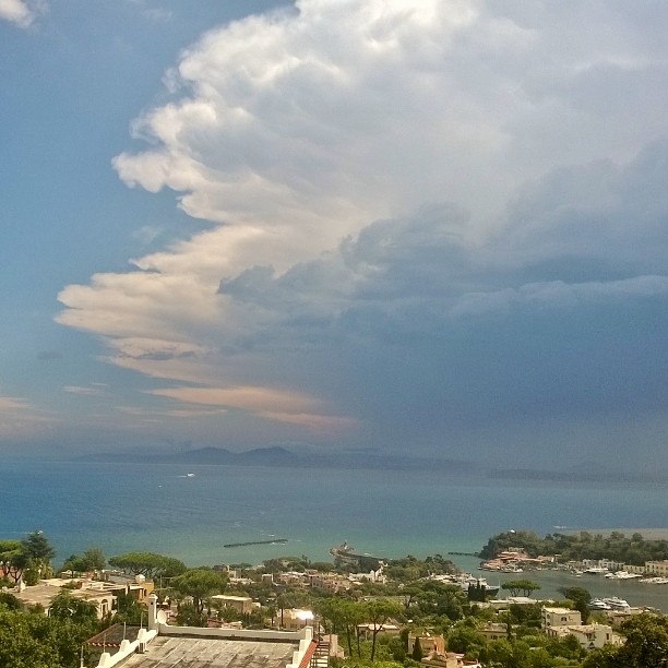 Il temporale di Ischia visto dal litorale campano